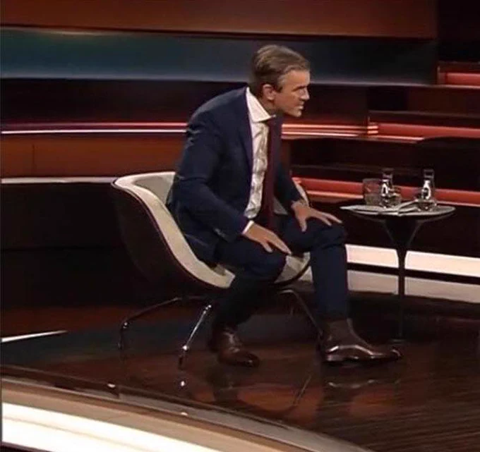 Markus Lanz sitzend.