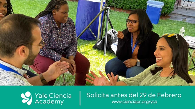 A group of five students discuss scientific topics sitting on chairs in a yard. Text says: Yale Ciencia Academy. Solicita antes del 29 de Febrero