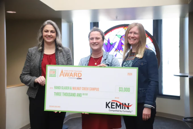 Randi Glaser with representatives from the STEM Council and Kemin Industries holding her oversized award check.