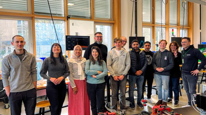 Gruppenfoto von etwa 10 Teilnehmern, sie lächeln in die Kamera