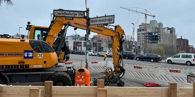 Bagger an Straßenecke: Hier entsteht ein neuer Fußgängerüberweg