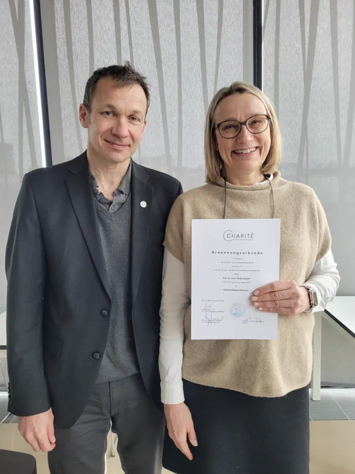 Maike Sander and Joachim Spranger with the certificate