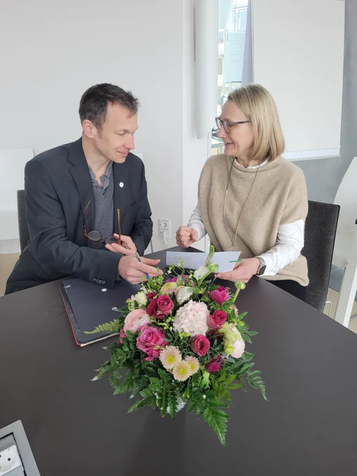 Maike Sander and Joachim Spranger with the certificate