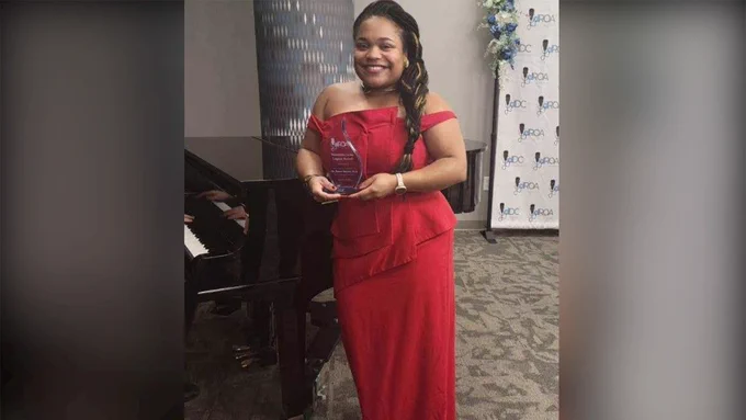 Monet Roberts holds the Henrietta Lacks Legacy award.