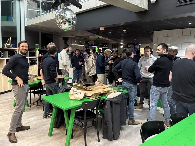 Apero après les talks, dans le Square d'iAdvize.