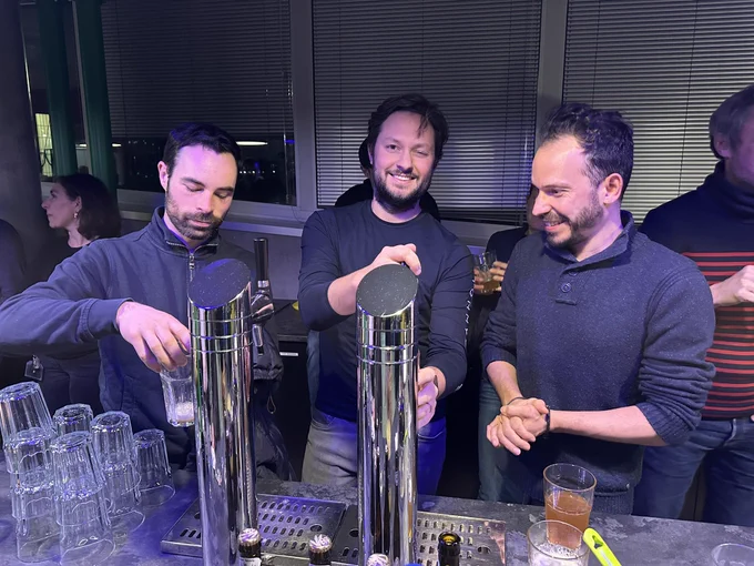 Pierre, David et Nicolas se servent une bière aux tireuses d'iAdvize.