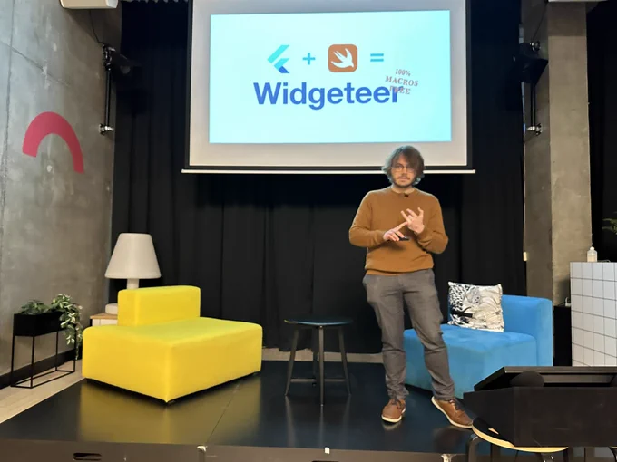 Nathan présente le premier talk sur son projet Widgeteer.