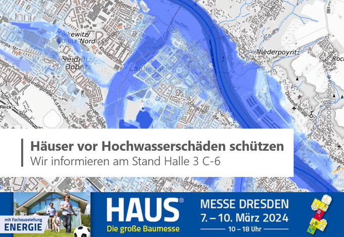 Ausschnitt eines Stadtplanes mit blauen Flächen, die zeigen, welche Gebäude im Falle eines extremen Hochwassers betroffen wären. Textbanner: Häuser vor Hochwasserschäden schützen. Wir informieren am Stand Halle 3 C-6. Unten Werbebanner: HAUS Die große Baumesse - mit Fachausstellung Energie, Messe Dresden, 7.-10. März 2024, 10 bis 18 Uhr.