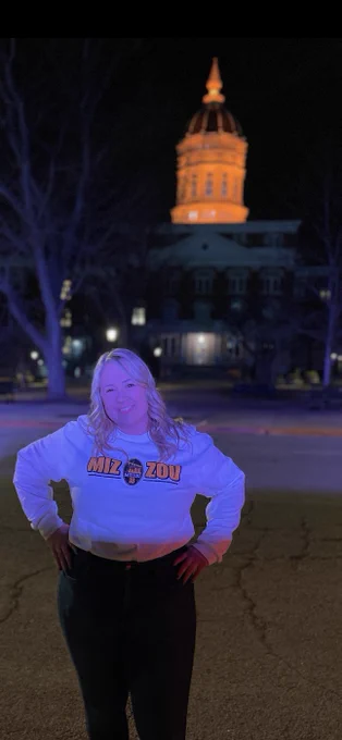 Alaina poses solo in her Mizzou 18 shirt in front of Jesse Hall.