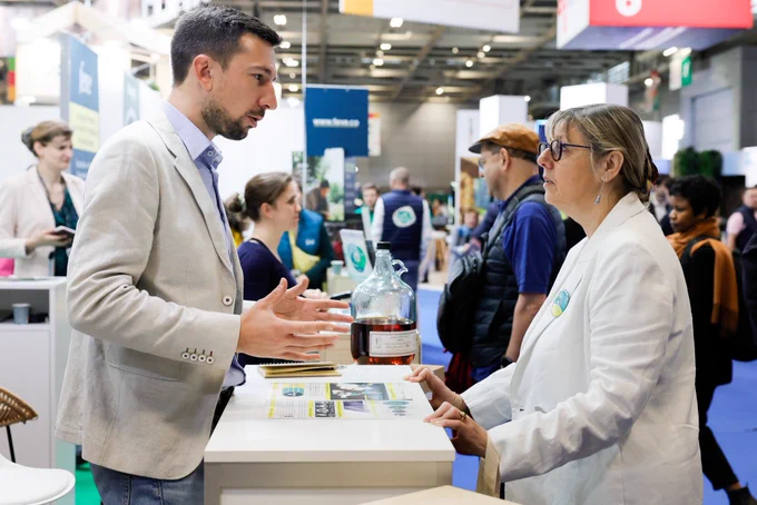 Sylvie Retailleau échangeant avec un exposant au salon de l’agriculture.