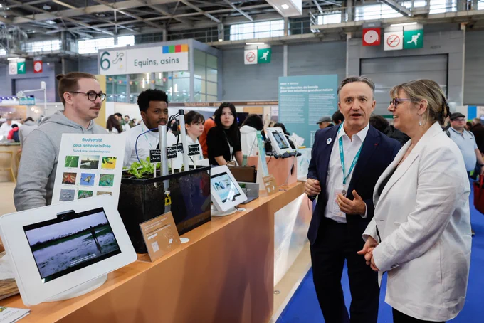 Sylvie Retailleau et Philippe Mauguin au stand de l’INRAE.