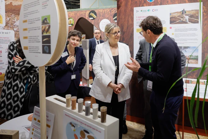 Sylvie Retailleau à un stand d’animation scientifique.