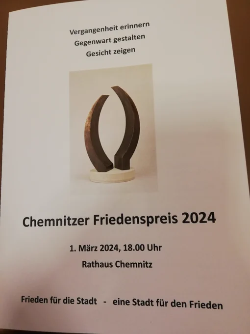Broschüre zum Chemnitzer Friedenspreis auf den Fischen des Ratsverordnetensaals. 