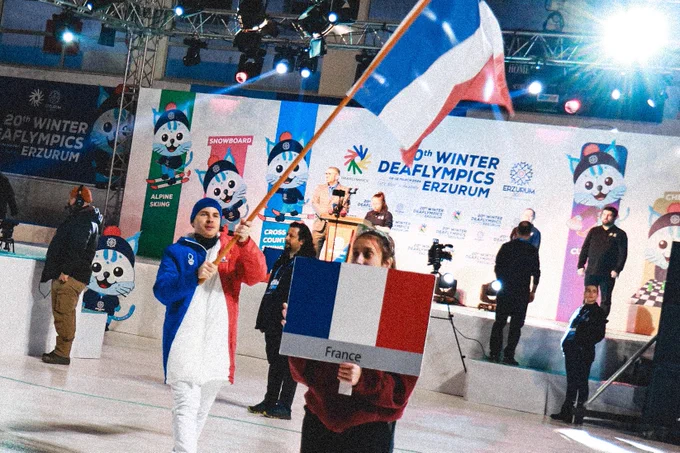 Nicolas Sarremejane avec le drapeau français lors de la cérémonie d’ouverture