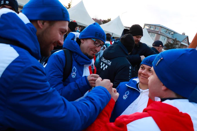 Sous les encouragements du porte-drapeau, les 4 athlètes français se tapent les poings