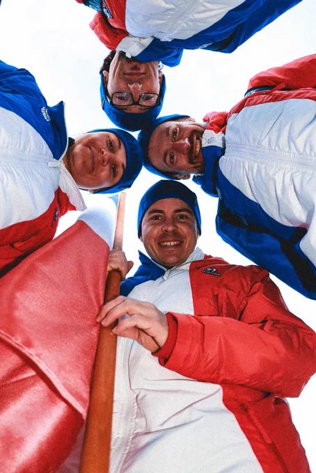 Une photo prise au sol des 4 athlètes français : Mélanie Rembaud, Loïc Cros, Antoine Collomb Patton  et le porte-drapeau Nicolas Sarremejane
