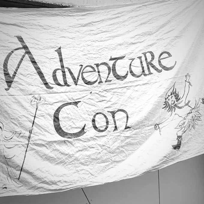Ein Stoffbanner mit Aufdruck Adventure Con
