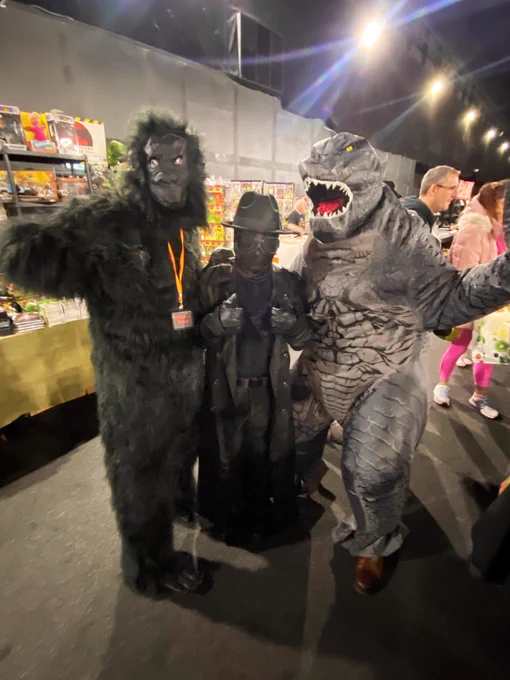 3 figures in costume 1- King Kong 2- Spider-Man Noire 3-Godzilla