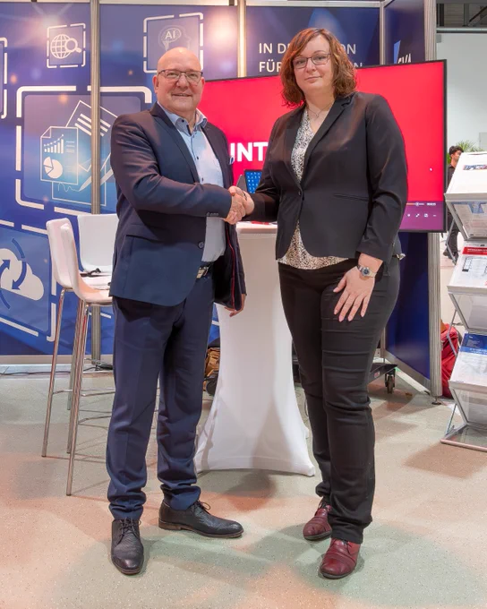 Frank Kuckelkorn (links, Head of Sales, interface projects GmbH) und Nicole Wochatz (Head of Competence Center Data Center & AI, SVA) vereinbaren die Partnerschaft zwischen interface projects und SVA