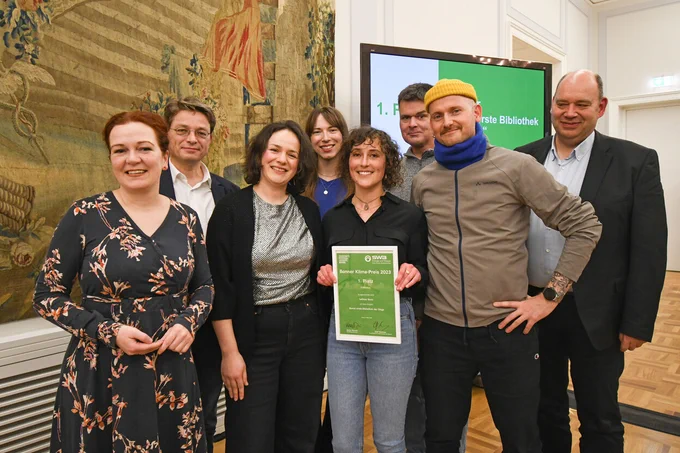Das Bild zeigt das Team der Leihbar mit Oberbürgermeisterin Katja Dörner (links) und SWB-Geschäftsführer Marco Westphal (rechts) bei der Urkundenübergabe im Alten Rathaus.