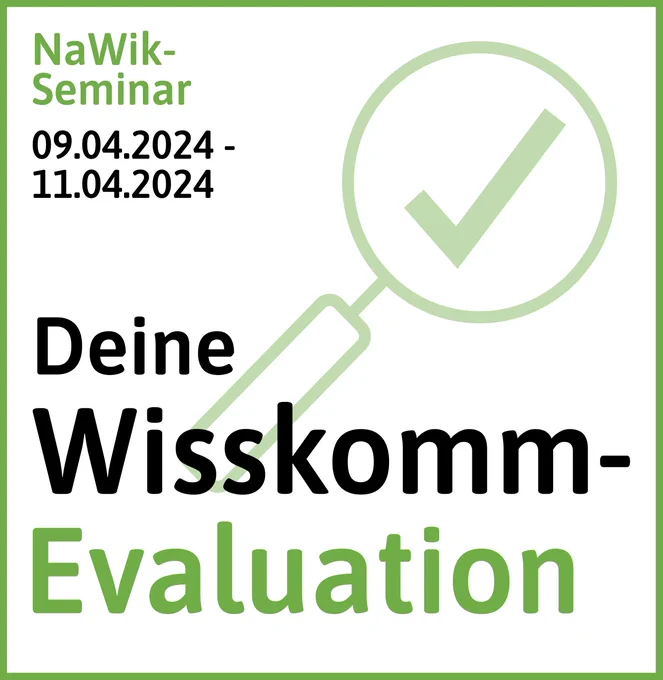 Das Bild zeigt eine grüne Lupe. Im Lupenglas ist ein vergrößertes Häkchen zu sehen. Unterhalb der Lupe steht in schwarzer und grüner Schrift “Deine Wisskomm-Evaluation”. Am linken, oberen Bildrand verweist der Zusatz “09.4.-11.4.24” auf die Veranstaltungszeiten des NaWik-Seminars “Evaluation von Wisskomm”.
