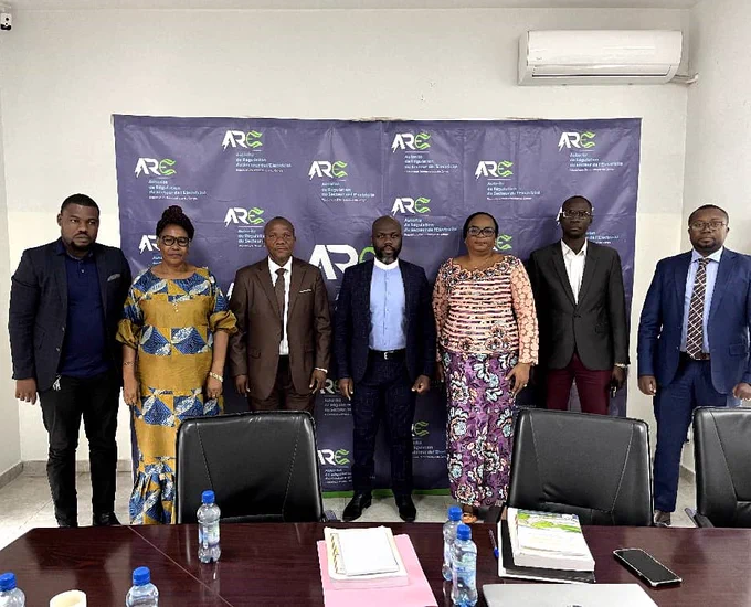 Une réunion très importante s’est tenue ce mercredi 06-03-2024, entre l’ARE et la CORAP.  Plusieurs questions en rapport avec la problématique de l’accès pour tous à l’électricité en RDC, notamment sur la problématique de la protection du consommateur final d’une part et d’autres part sur les facilités à mettre en place pour maximiser les investissements en faveur de la production de l’électricité.
Parmi les sujets abordés, nous pouvons citer : la question de la fiscalité du secteur ; les problèmes des barrages abandonnés ; le besoin de l’amélioration de la gouvernance ; la nécessité de compléter les mesures d’application de loi (Besoin d’adoption des mesures d’application sur le quota d’accès à l’électricité et sur les droits à l’indemnisation des communautés locales affectées par les infrastructures énergétique) et bien d’autres sujets importants. Bien au-delà, les discussions ont aussi tourné sur la nécessité de mettre en place l’observatoire de l’accès à l’électricité en RDC. 