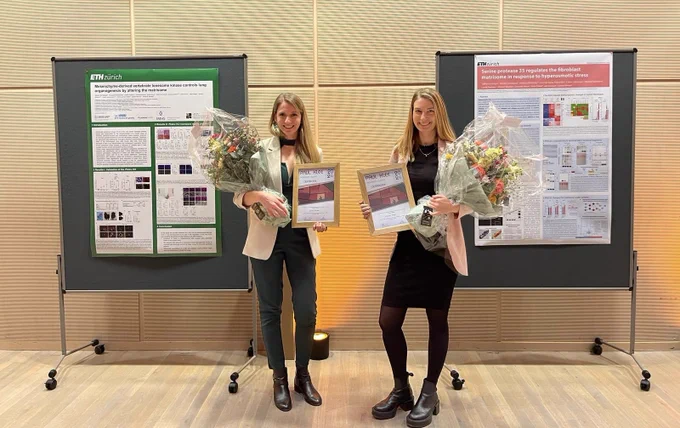Winners of the 2024 Paul Klee Awards. On the left Dr. Salome Brütsch and on the right Dr. Catharina Sänger, with flowers and their award certificates.