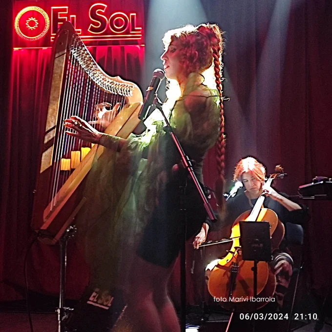 La lírica de MUSGÖ  impregnó su poderío místico la sala El Sol. Previamente al concierto, Sara Navarro (directora de comunicación Siroco/El Sol) recibió el Premio  Especial Mujeres en Vivo 2024 de la mano de Madrid en Vivo 
foto @MariviIbarrola 