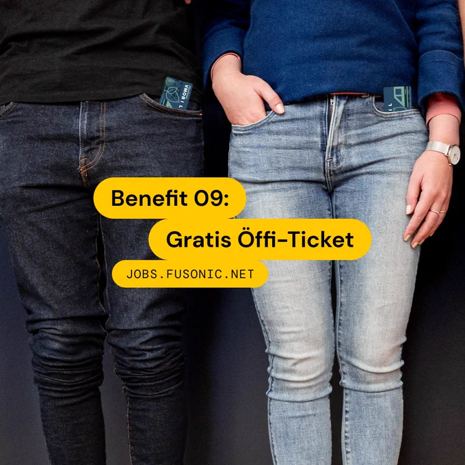 Ein paar Leute stehen nebeneinander.