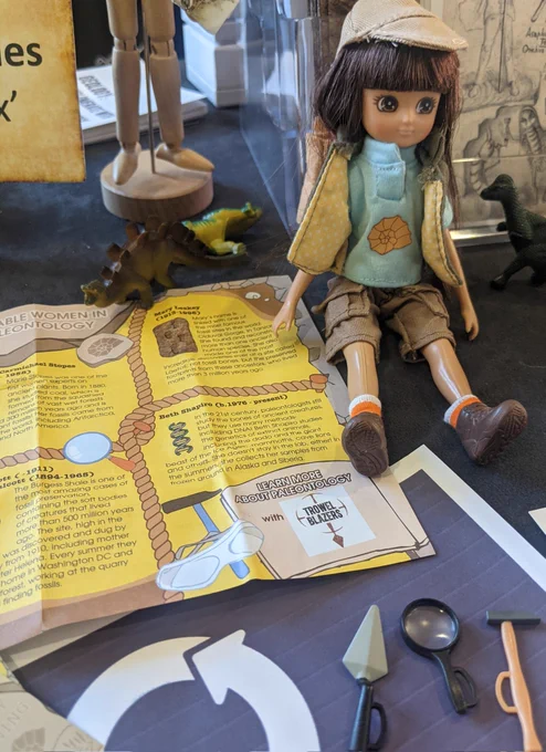 Lottie the fossil hunter (toy)