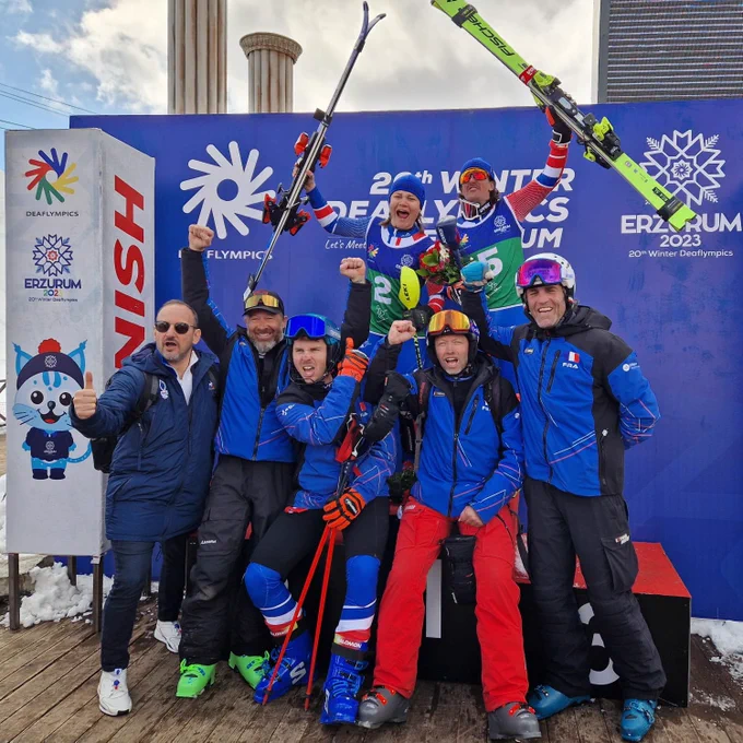 Photo d’équipe sur le podium des Deaflympics