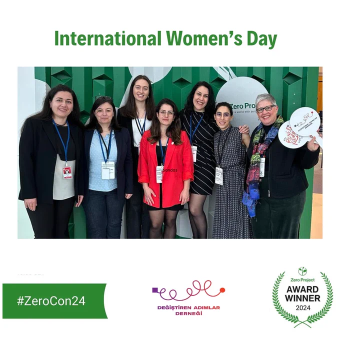 Beyaz arka plan üzerinde international Women's day yazıyor yeşil renkte. Hemen altında ise zero'yu ödül almaya giden dernek gönüllülerimizi 7 kadın olmak üzere yeşil bir zero Project yazılı pano üzerinde ellerinde dader dövizi ile fotoğrafları bulunuyor.

Sayfanın en altında dader ve zero logosu yer alıyor 