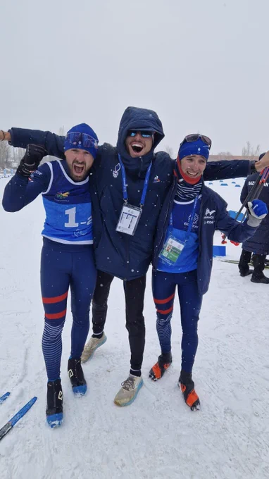 Photo de joie de l’équipe de France de ski de fond. De gauche à droite : Antoine Collomb Patton, Victor Dieuzy, Loïc Cros
