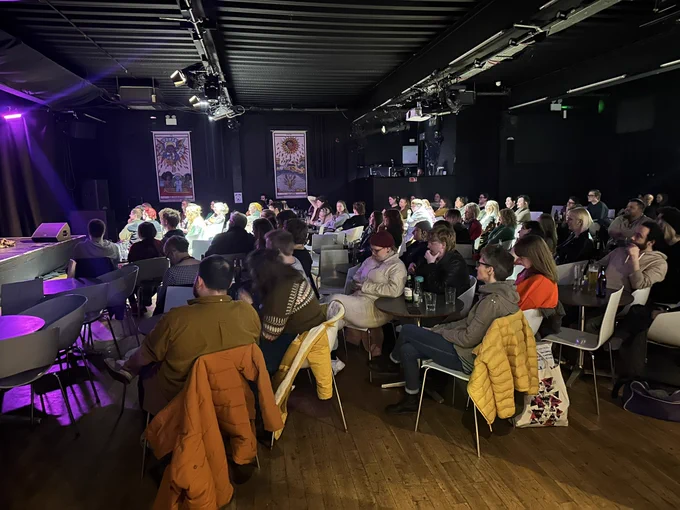 The crowd of A Queer Laugh