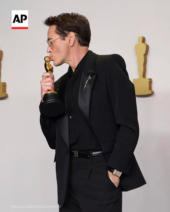 Robert Downey Jr. poses with his Oscar. 