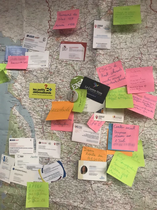Visuel assises régionale organisée par le collectif Educ pop num montrant une carte de la Nouvelle aquitaine avec des post it d'acteurs du numérique (association, tiers lieux, collectifs, administrations, médiateurs numériques...)