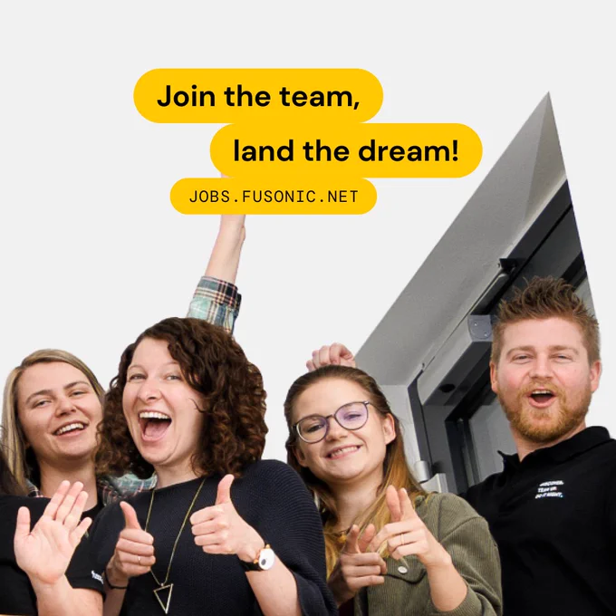 eine Gruppe von Menschen posiert für ein Foto