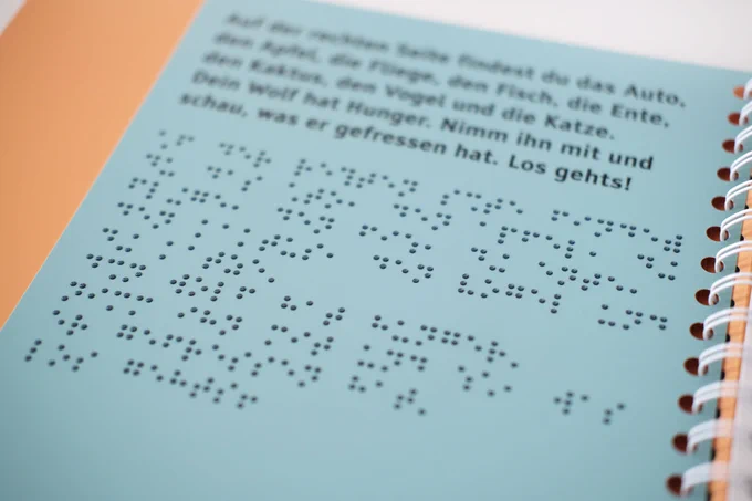 Detailseite mit Text in Brailleschrift und Großdruck