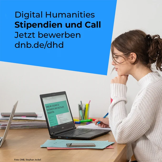Eine Frau sitzt vor einem Notebook an einem Schreibtisch. Darauf montiert ist der Text: "Digital Humanities Stipendien und Call Jetzt bewerben dnb.de/dhd