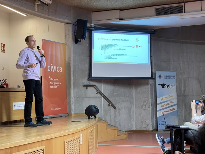 Alberto presentando su charla
