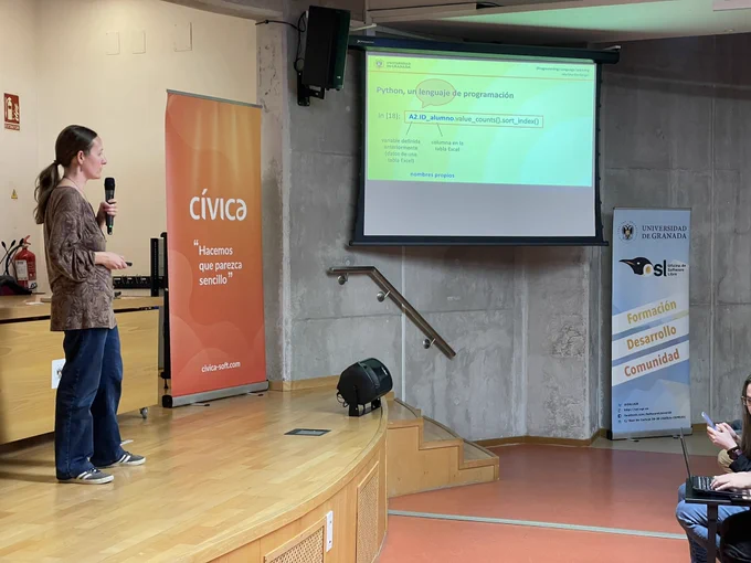 Martina presentando su charla