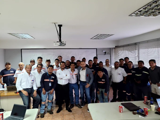 Expert instructor Federico Gonzalez conducting a technical training session with Grupo Tecun technicians in Guatemala.