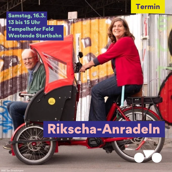 Eine Frau fährt einen Mann auf einer Rikscha davor Text: Rikscha-Anradeln, Samstag, 16.3.
13 bis 15 Uhr
Tempelhofer Feld
Westende Startbahn
