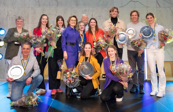 De winnaars van de sportverkiezing 2023 staan samen met Karin van Hunnik, wethouder Sport, op het podium na de uitreiking van de prijzen.