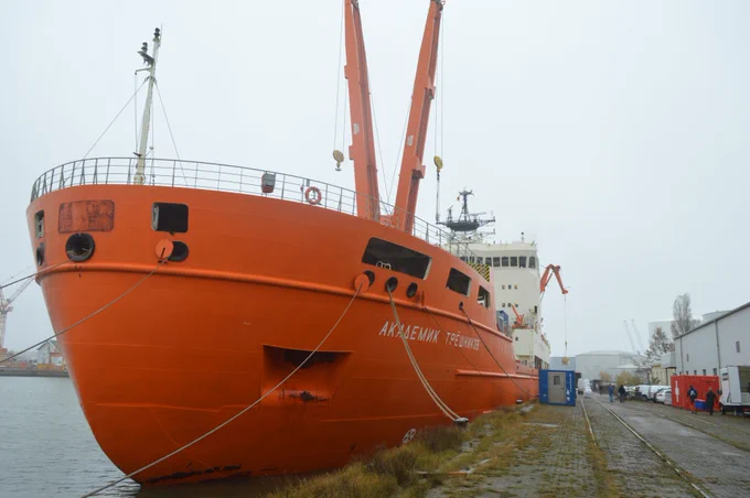 The R/V Akademik Tryoshnikov in the port of Bremerhaven before the start of the ACE campaign