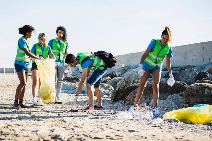 a group of people cleaning up the beach in Alameda, CA