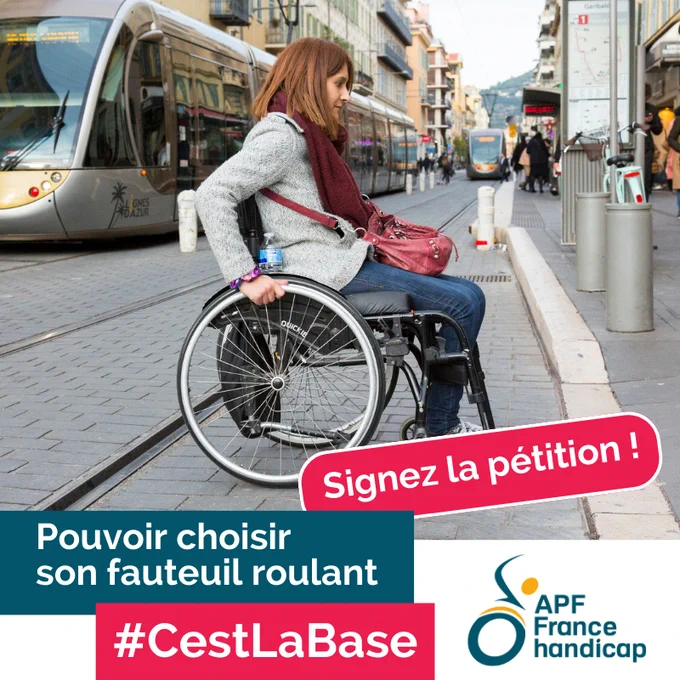 Femme en fauteuil roulant dans la rue. Pouvoir choisir son fauteuil roulant #CestLaBase 
Signez la pétition !