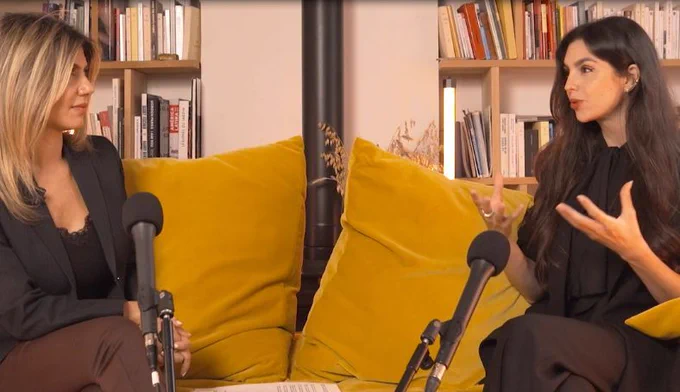 Yasmine Douadi durant l'enregistrement du podcast "on m'a dit".