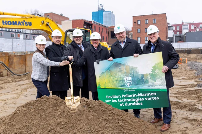 Joëlle Gagné, directrice générale adjointe de la Fondation de l’UQTR, Patrick Pellerin, président de Marmen, Christian Blanchette, recteur de l’UQTR, Jean Boulet, député de Trois-Rivières et ministre du Travail, Jean Lamarche, maire de Trois-Rivières, ainsi que Daniel Milot, président-directeur général de la Fondation de l'UQTR, ont officiellement lancé le chantier de construction du futur Pavillon Pellerin-Marmen sur les technologies vertes et durables de l’UQTR qui sera érigé au coin des rues Saint-Georges et Champlain, en plein cœur du centre-ville. (Photo: Audrey Phillips, UQTR)