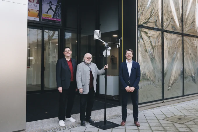Von links nach rechts: Smart City Manager Sven Riffel, Smart City Mannheim, rem-Generaldirektor Prof. Dr. Wilfried Rosendahl und Dr. Robert Thomann, Geschäftsführer der Smart City Mannheim, mit einem Klimasensoren-Modell vor dem neuen Standort Museum Peter & Traudl Engelhornhaus, Reiss-Engelhorn-Museen Mannheim.
